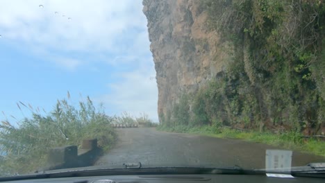 Extreme-Natürliche-Wasserfall-Autowaschanlage-In-Den-Felsen-Von-Madeira