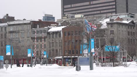 Eine-Typische-Szene-Im-Alten-Hafen-Von-Montreal-Im-Winter,-Wo-Man-Flaggen-Sehen-Kann,-Die-Sich-Unter-Dem-Einfluss-Des-Windes-Bewegen