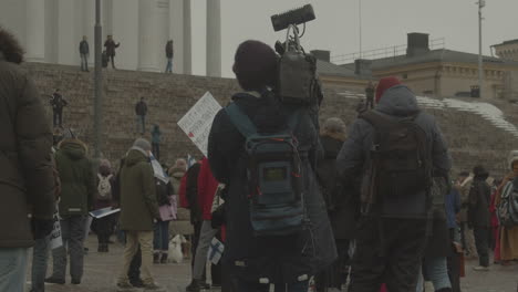 Reportero-Filmó-A-Un-Gran-Grupo-De-Manifestantes-Con-Una-Cámara-Profesional-En-Un-Frío-Día-De-Invierno