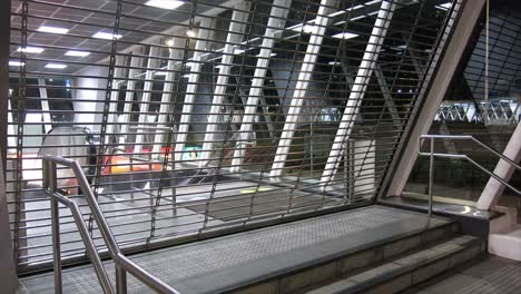 MRT-Eingang-Wegen-Covid-19-Sperrung-Geschlossen