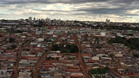 La-Favela-Sol-Nascente-Debajo-Y-El-Horizonte-De-La-Ciudad-Moderna-En-La-Distancia---Vista-Aérea