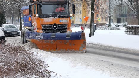 Orangefarbener-Mercedes-Benz-Actros-Pflugwagen,-Der-Den-Weißen-Schnee-Auf-Der-Stadtstraße-Von-Ostrava-In-Der-Tschechischen-Republik-Entfernt