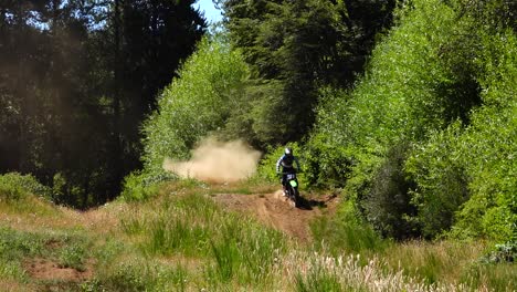 Motorradsprung-Auf-Der-Motocross-Strecke-In-El-Bolson,-Argentinien,-Statische-Weitwinkelaufnahme