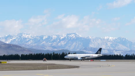 Kurzstreckenflugzeug-Der-Star-Alliance-Airbus-A320-Am-Flughafen-Montenegro