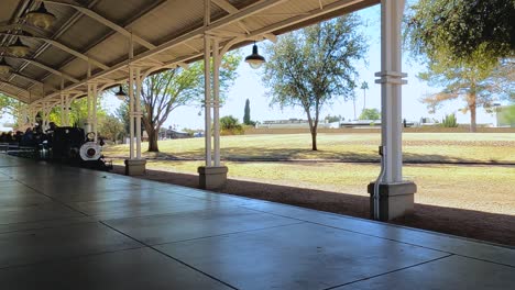 El-Tren-De-Vía-Estrecha-En-El-Parque-Ferroviario-Mccormick-stillman,-Scottsdale,-Arizona,-Se-Detiene-En-La-Estación