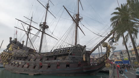 Neptun-Schiff-Piratenschiff-Attraktion-Im-Alten-Hafen-Von-Genua-In-Ligurien,-Italien