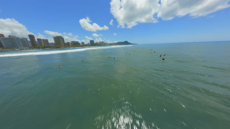 Soaring-Over-Surfers-at-Waikiki,-FPV-Drone-Barrelling-Forward-Towards-Diamond-Head-and-Honolulu