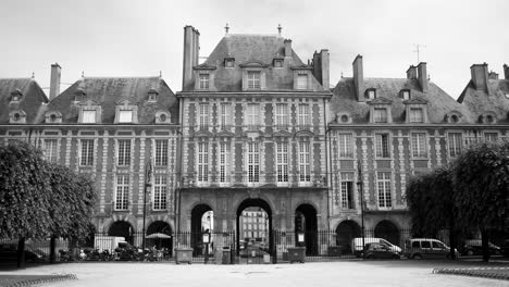 Fassade-Des-Queen&#39;s-Pavilion-Hotels-In-Schwarz-Und-Weiß