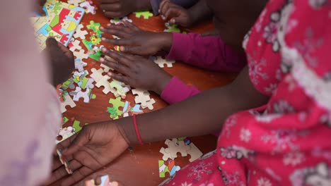 Niños-Africanos-Haciendo-Un-Rompecabezas-Y-Jugando-En-El-Orfanato