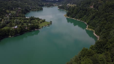 Luftaufnahme-Der-Wunderschönen-Landschaft-Mit-Wäldern-Und-Seen-In-Einem-Natürlichen-Ökosystem-–-Paltinu-Im-Doftana-Tal-In-Rumänien