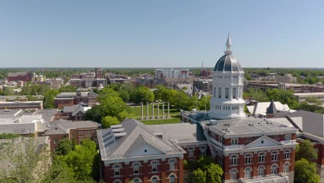 Drone-Flies-Past-University-of-Missouri-Admissions-Office,-Famous-Columns