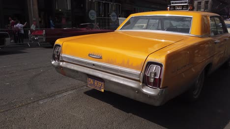 Close-up-of-the-back-of-a-yellow-American-taxi