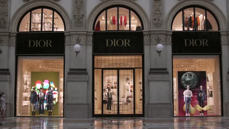 Mailand,-Italien-–-6.-Juni-2021:-Offizieller-Dior-shop-In-Der-Galerie-Vittorio-Emanuele-Ii,-In-Der-Nähe-Der-Duomo-kathedrale