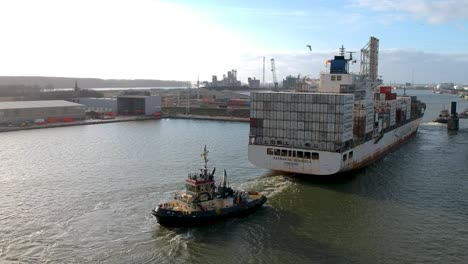 Steigende-Luftaufnahme-Eines-Frachtschiffs,-Das-Den-Hafen-Von-Antwerpen-Verlässt