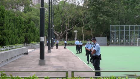 Se-Ve-A-Los-Policías-Patrullando-Mientras-El-Gobierno-Prohibió-La-Vigilia-Anual-Con-Velas-En-El-Parque-Victoria-Que-Marca-La-Masacre-De-La-Plaza-De-Tiananmen-De-1989-En-Hong-Kong.