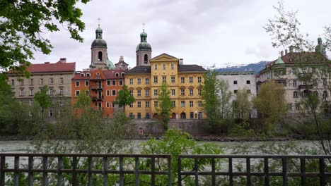 Edificios-Antiguos-Y-Lugares-De-Interés-Junto-Al-Río-Inn-En-El-Centro-De-La-Ciudad-De-Innsbruck,-Austria