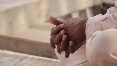 Nahaufnahme-Eines-Mannes-In-Traditioneller-Pakistanischer-Kleidung,-Der-Die-Hände-Umklammert