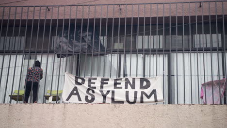 Un-Cartel-Que-Dice-Defender-El-Asilo-Se-Cierne-Sobre-Una-Clínica-Para-Migrantes-En-Tijuana,-México