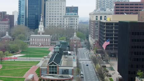 Aerial-view-of-the-Independence-Hall-and-quiet-streets,-in-Philadelphia---tracking,-drone-shot
