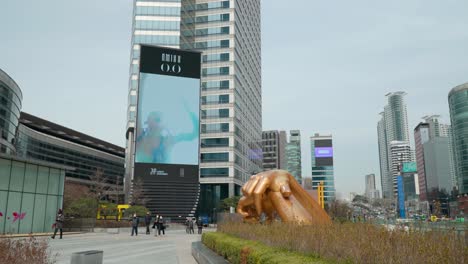 Gangnam-hands-statue-sculpture-at-the-Coex-business-complex-and-shopping-center-in-Seoul,-South-Korea