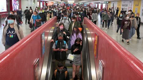Hunderte-Menschen-Fahren-Auf-Automatisch-Fahrenden-Rolltreppen-An-Einer-überfüllten-MTR-U-Bahn-Station-In-Hongkong