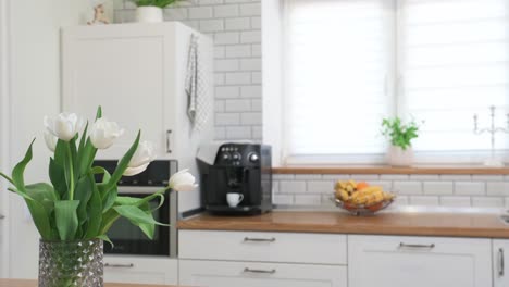 Slider-Aufnahme-Eines-Straußes-Weißer-Tulpen-In-Einer-Glasvase-In-Der-Modernen-Kücheneinrichtung