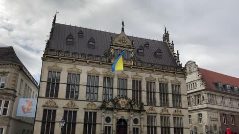 Ukrainische-Flagge-Weht-Am-Haus-Schütting,-Bremen,-Bewölkter-Tag