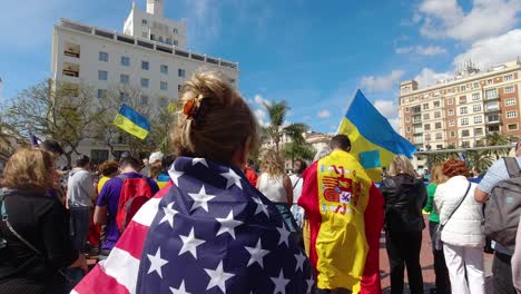 Frau-Mit-US-Flagge-Während-Der-Antikriegsproteste-Der-Ukraine-Und-Russlands-In-Zeitlupe