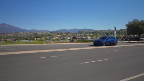 Blue-Tesla-Model-Y-Performance-Conduciendo-Por-Un-Lugar-Panorámico-En-Mission-Viejo,-California