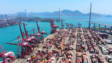 Luftaufnahme-Des-Hafenterminals-Von-Hongkong-Mit-Vor-Anker-Liegenden-Containerschiffen