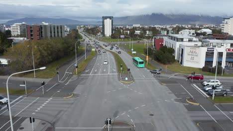 Vista-Aérea-De-Las-Calles-Suburbanas-De-Reykjavik-Durante-El-Día-Con-Tráfico