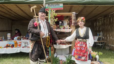 Bulgarische-Männer-Und-Frauen-Kleiden-Sich-In-Traditioneller-Tracht-Und-Posieren-Für-Die-Kamera