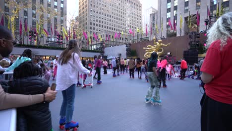 Rockefeller-Centre-Flipper’s-roller-skating-rink,-New-York-City,-wide