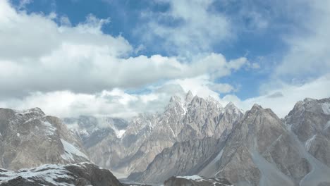 Zeitraffer-Von-Wolken,-Die-über-Epische-Passu-Kegel-Im-Karakoram-Gebirge-Rollen