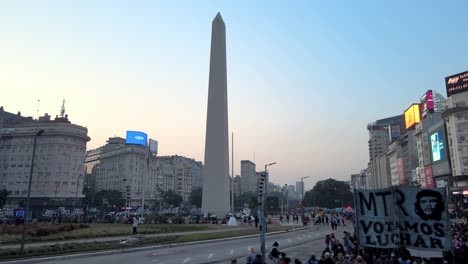 Piqueteros-Protestieren-Auf-Dem-Platz-Der-Republik,-Massen-Mit-Transparenten-Am-El-Obelisco