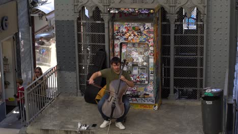 Straßenmusikant-Spielt-In-Der-Nähe-Des-Santa-Just-Lift-In-Der-Innenstadt-Von-Lissabon