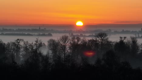 Sunrise-over-fog,-Krimpenerwaard,-The-Netherlands.-Forest.-Fields