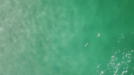 Luftspirale-Aus-Der-Vogelperspektive-über-Wunderschönes-Türkisfarbenes-Meerwasser