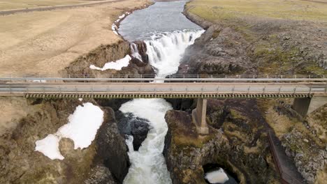 Cañón-Kolugljufur-Con-Una-Cascada-En-El-Norte-De-Islandia