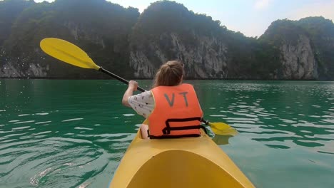 Slowmotion-
Kayak-in-Catba-Vietnam