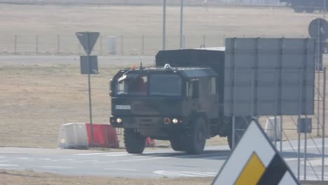 Jelcz-Militärfahrzeug-Polens-Fährt-Auf-Dem-Flughafen-Rzeszow-Jasionka-–-Dem-NATO-Stützpunkt-Für-Ukrainische-Humanitäre-Hilfe