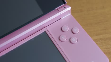 Close-Up-Rack-Focus-of-the-Buttons-of-a-Nintendo-3DS