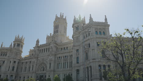 Majestätischer-Kommunikationspalast-In-Der-Stadt-Madrid-An-Einem-Sonnigen,-Warmen-Tag