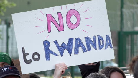Se-Sostiene-Un-Cartel-De-Cartón-Hecho-A-Mano-Que-Dice-&quot;no-A-Ruanda&quot;-En-Una-Protesta-Contra-El-Primer-Vuelo-A-Ruanda-Para-Deportar-Inmigrantes-Considerados-Ilegales-Por-El-Gobierno