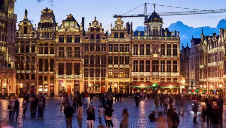Timelapse-Nocturno-De-Bruselas-En-La-Mundialmente-Famosa-Plaza-Grote-Markt-Con-Edificios-Históricos-Iluminados
