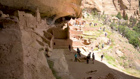 Tourists-leaving-the-Long-House-cliff-dwelling-at-Mesa-Verde-National-Park,-handheld