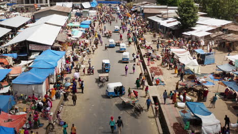 Los-Lugareños-Y-Tuktuks-En-El-Mercado-De-La-Ciudad-De-Alaba-Kulito-En-Etiopía