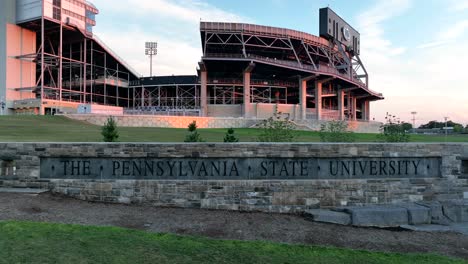 Penn-State-University-Firmar-Con-Beaver-Stadium-En-Segundo-Plano.