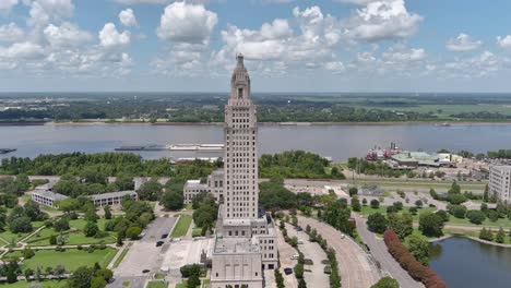 Aerial-of-Louisiana-State-Capital-building-and-surrounding-area-in-Baton-Rouge,-Louisiana