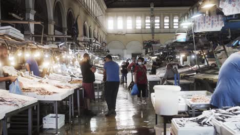 Auf-Einem-Lebensmittel--Und-Fischmarkt-In-Der-Großstadt-Athen-Kaufen-Menschen-Fisch
